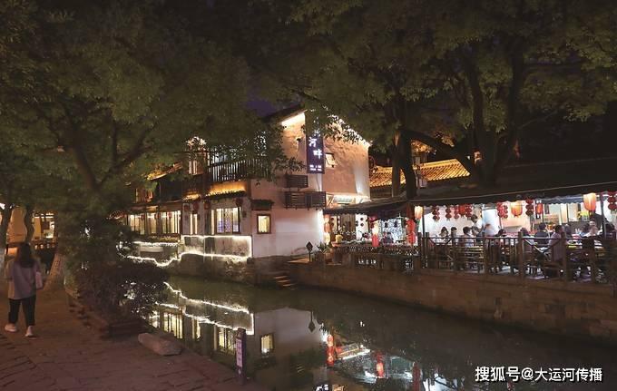 琳娜整理房间